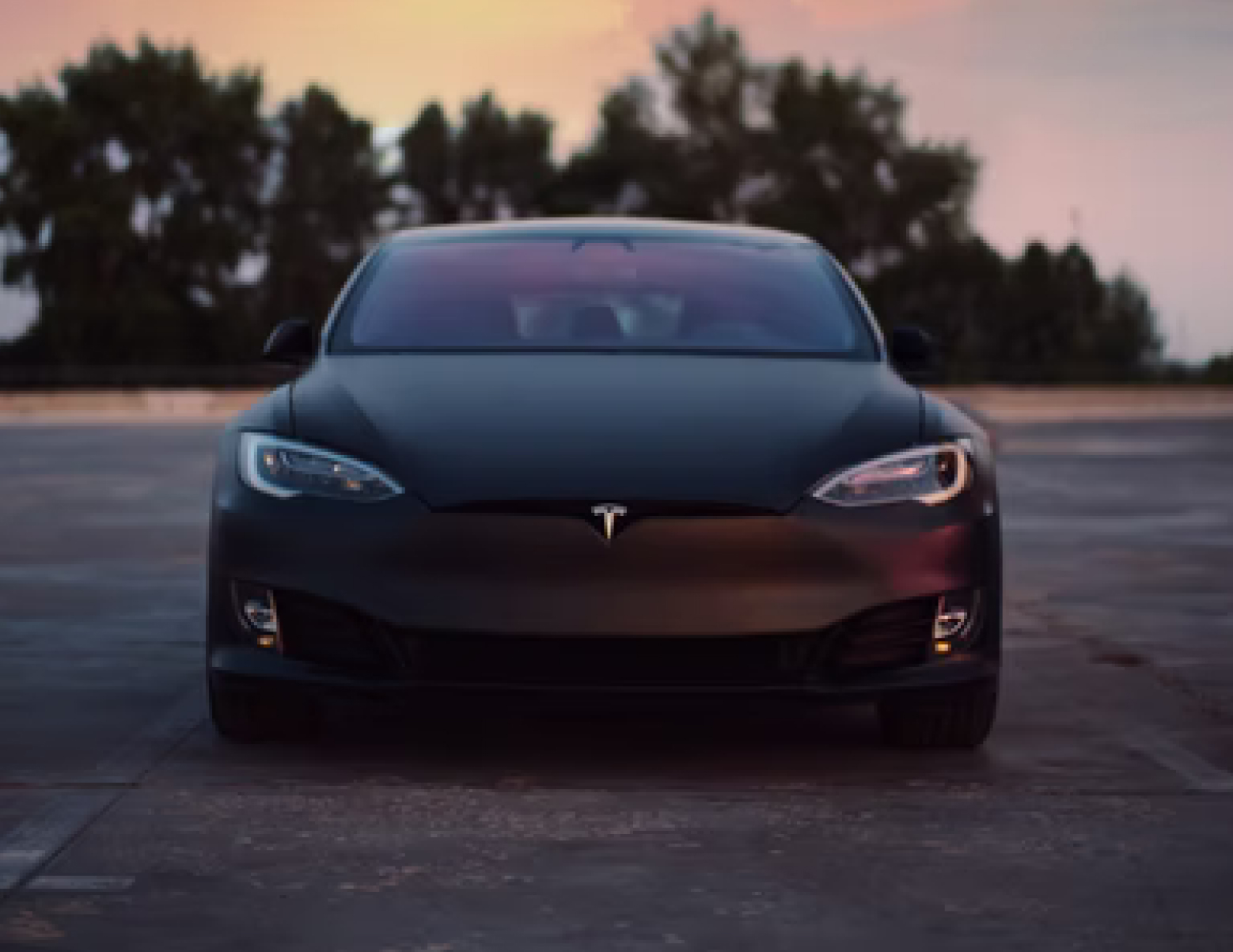 Tesla noir vue de face (2)