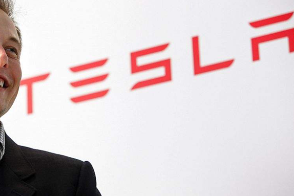 Elon Musk - Tesla logo rouge