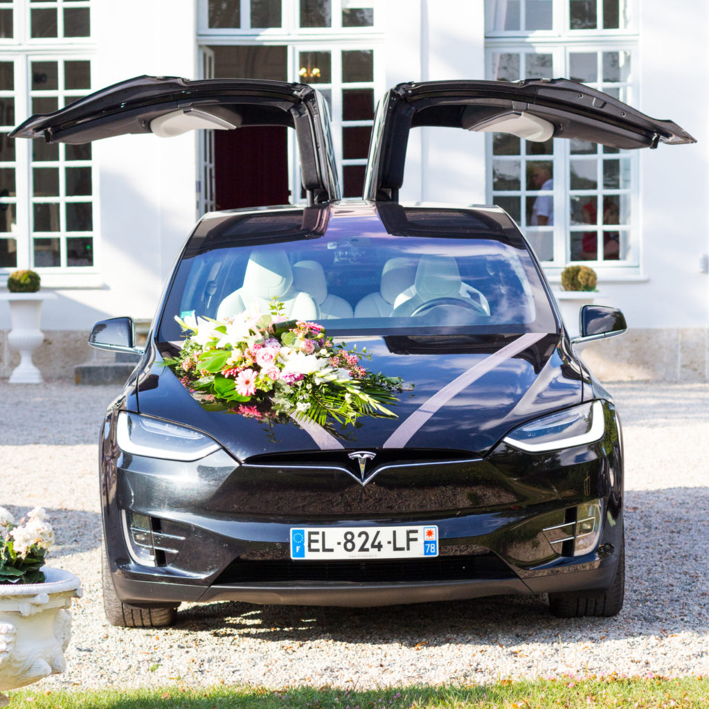 Tesla Model X noire avec portes papillons ouvertes